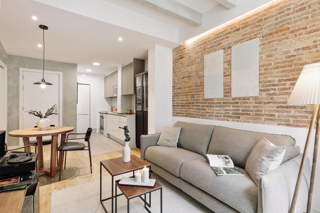 Apartment Ebre - 1 Bedroom And Balcony In Eixampre Esquerre Barcelona